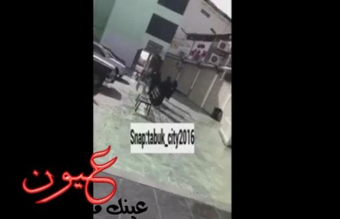 بالفيديو.. حادث تحرش يهز السعودية .. شاب يمزق ملابس فتاة في الشارع