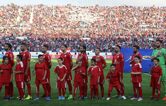 بالصور... نواب لبنانيون يرتدون قمصان المنتخب دعما له قبل انطلاق المباراة مع قطر