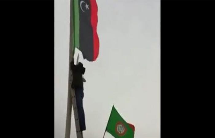 بالفيديو.. أنصار "أمل" ينزعون علم ليبيا من موقع انعقاد القمة العربية في بيروت