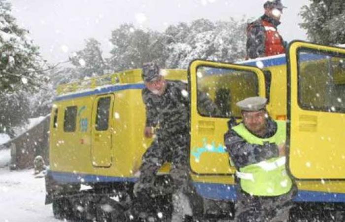 الدفاع المدني : تأمين 101 شخص إلى مناطق سكناهم نتيجة تراكم الثلوج