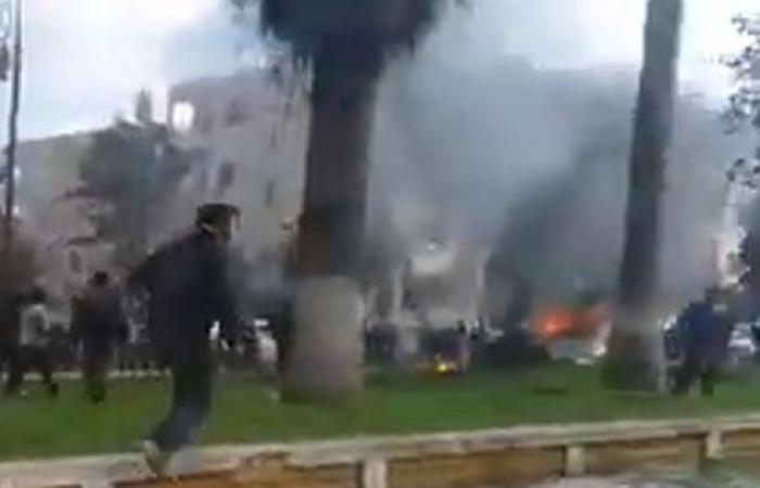 بالفيديو : مقتل 9 مدنيين في انفجار سيارتين مفخختين بإدلب السورية