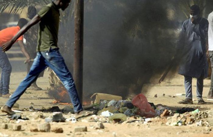 متظاهرون في السودان يتحدون محاكم الطوارئ... والشرطة تستخدم قنابل الغاز