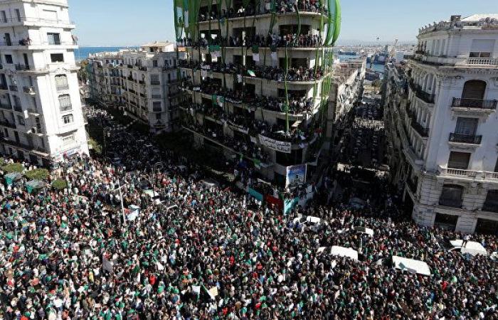 آلاف المحتجين الجزائريين يتجمعون وسط العاصمة