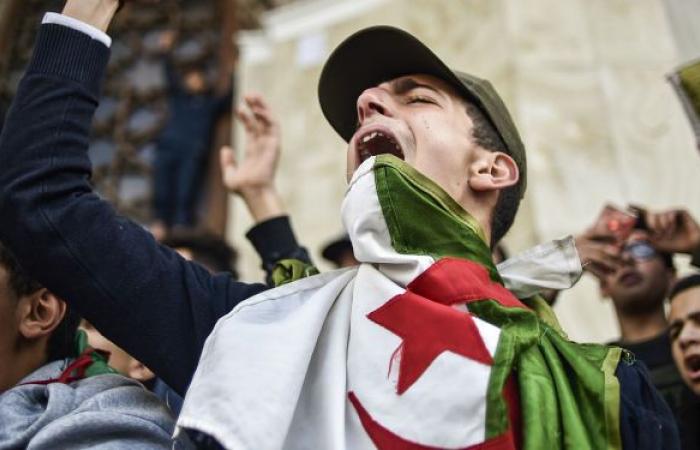 الجيش يمهد لعزل بوتفليقة والمعارضة ترد: لا يكفي...إليك آخر تطورات الوضع في الجزائر
