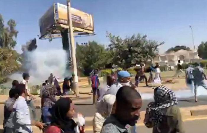 الجيش السوداني تغلق الشارع الرئيسي المؤدي إلى مقر الرئاسة الجمهوري