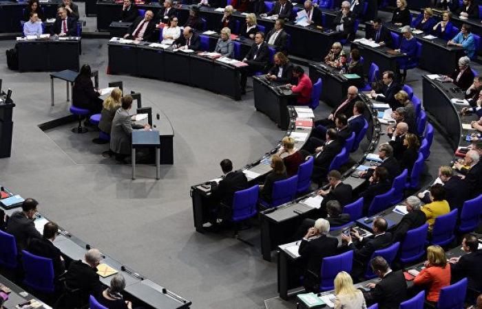 الاتحاد الأوروبي يدعو حفتر إلى وقف الهجوم على طرابلس