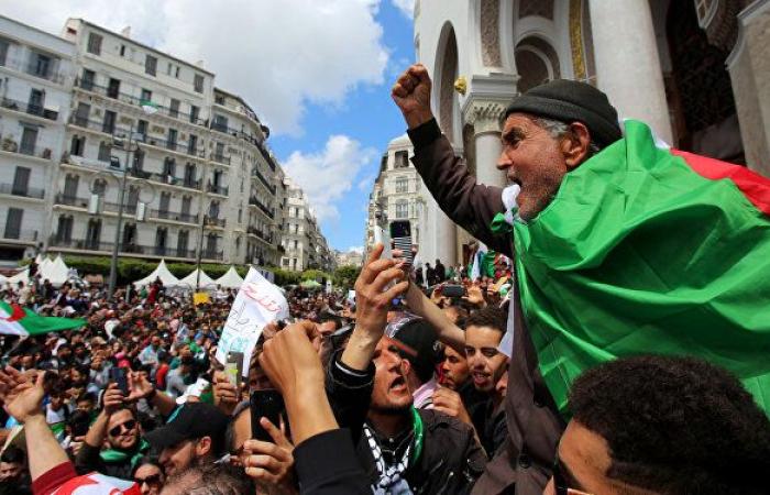 "إجبار الشرطة فتيات على خلع ملابسهن" يثير ضجة في الجزائر