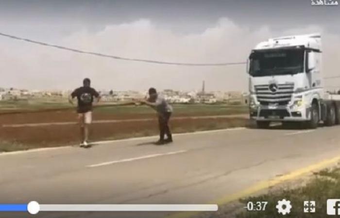 بالفيديو : ضابط أردني يجر شاحنة