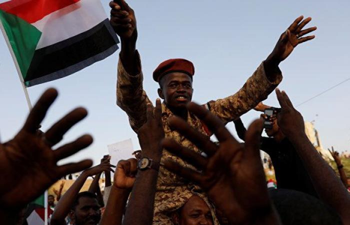 عسكري سوداني يكشف أسباب فض مظاهرة "نيالا" بالغاز والرصاص