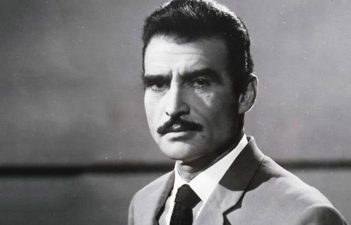 8مايو 2002...وفاة الفنان أحمد مظهر فارس السينما الذي بكى على الهواء في أواخر عمره بسبب حديقة فيلته