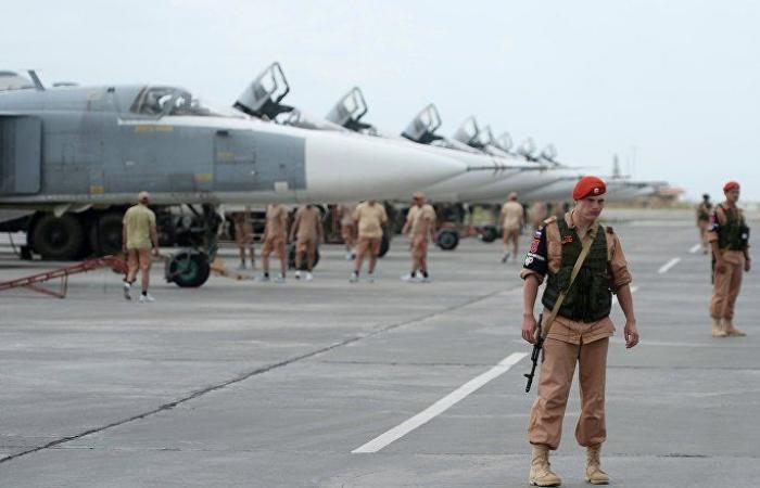 مصادر إعلامية: الدفاعات الجوية الروسية تتصدى للقذائف الصاروخية في قاعدة حميميم