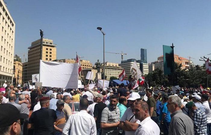 بالفيديو... متظاهرون يحاولون اقتحام السراي الحكومي في لبنان