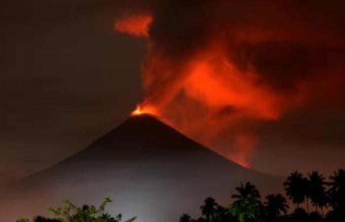 توقف حركة الطيران بإندونيسيا بسبب ثوران بركان جبل أجونج