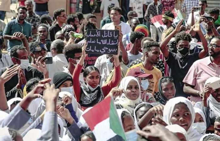 الشرطة السودانية: وفاة متظاهر وإصابة 102 من أفراد الشرطة بالخرطوم