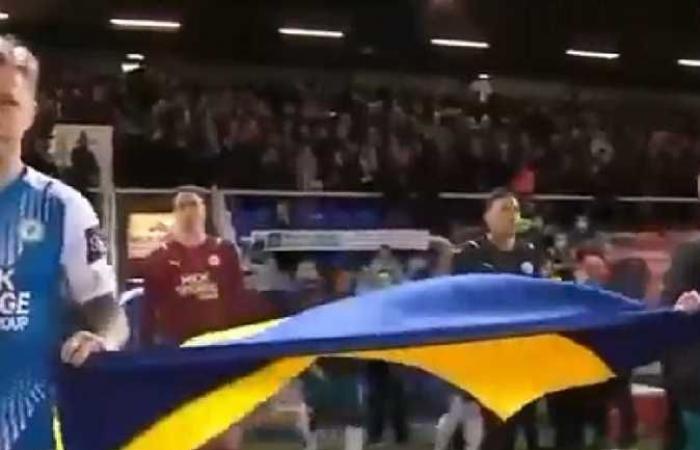 قائد «مانشستر سيتي» الأوكراني الأصل يخرج إلى الملعب مع فريقه حاملين علم كييف