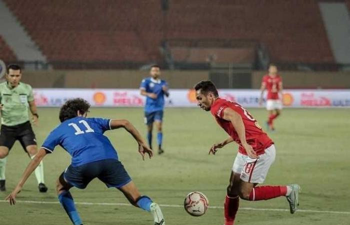 كريم فؤاد يغادر مباراة الأهلي وصن داونز مصابًا