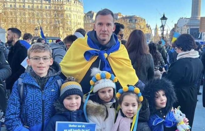 لاعب كرة القدم الأوكراني أندري شيفتشينكو يدعو إلى إنقاذ أطفال بلاده