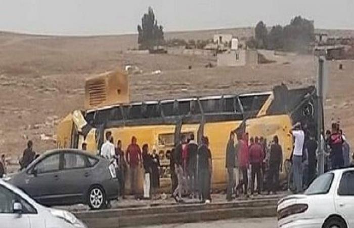 وفاتان وأكثر من 30 إصابة بتدهور حافلة طلاب في الزرقاء