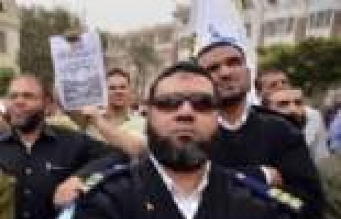 "الضباط الملتحون" يتظاهرون أمام "الاتحادية" للمطالبة بالعودة لعملهم