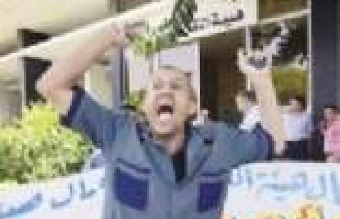 عمال «النقل العام» يتظاهرون أمام الهيئة.. ويتوعدون بحصارها بالأتوبيسات