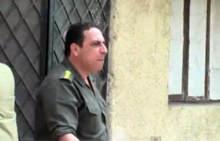 بالفيديو.. والد الشهيد «طلال» يحمى قاتل ابنه أمام محكمة المعادى