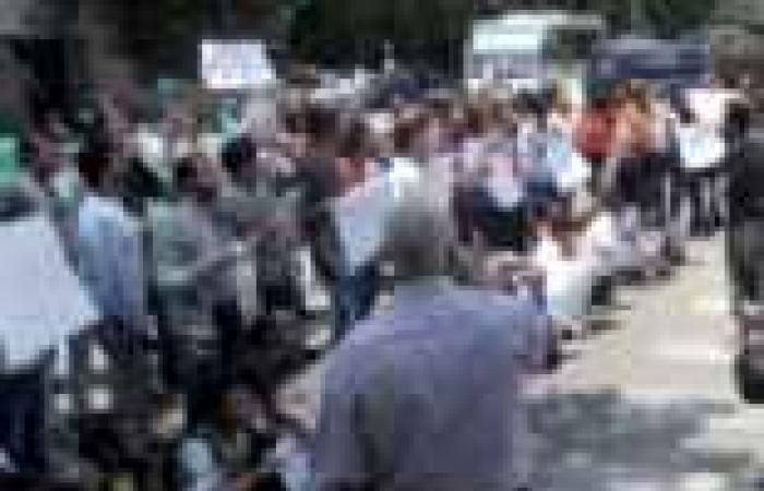 مئات الإخوان ينظمون وقفة لتأييد "مرسي" أمام قاعة المؤتمرات