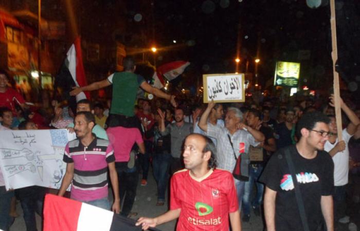 بالصور.. رفع الأحذية وهتافات عنيفة بعد خطاب مرسى بالسويس