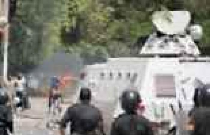 قنا: محاصرة ديوان المحافظة وإخلاء الهيئات الحكومية من موظفيها