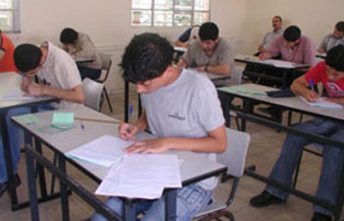 طلاب الثانوية العامة يؤدون امتحان الأحياء وسط تواجد أمنى