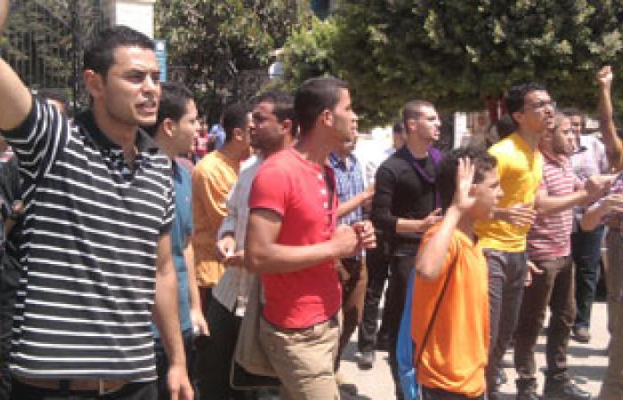 طلاب الإخوان يتظاهرون أمام مجمع كليات بنها