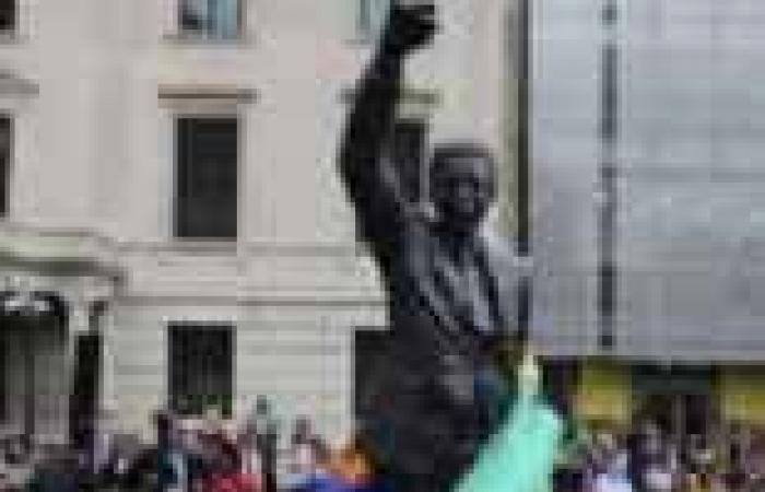 بالصور| إزاحة الستار عن تمثال لـ"نيلسون مانديلا" في واشنطن