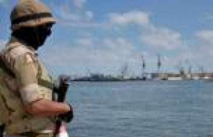 بالصور.. قوات الجيش تُؤَمّن المجرى الملاحي لقناة السويس