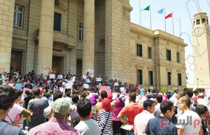 مسيرة طلاب "حقوق القاهرة" ضد تقديم موعد الامتحانات تصل قبة الجامعة