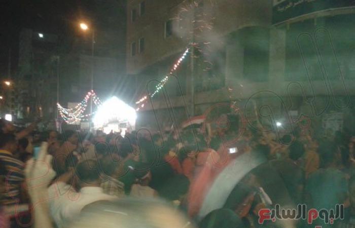 بالصور.. مواطنون يحتفلون بفوز السيسى فى شارع فيصل