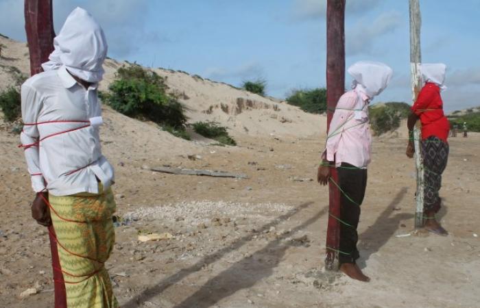 بالصور.. إعدام 3 صوماليين من «الشباب» بتهمة الإرهاب رميا بالرصاص