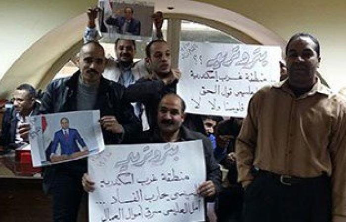 بالصور.. عمال شركة بتروتريد بالإسكندرية يواصلون إضرابهم