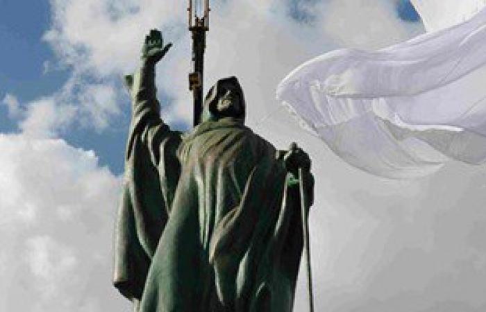 وزير الإسكان ومسئولون إماراتيون يشهدون إزاحة الستار عن تمثال للشيخ زايد