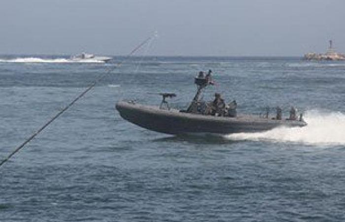 القوات البحرية تنقذ 13 بحارا على مركب يمنية بعد نشوب حريق بها قرب مرسى علم
