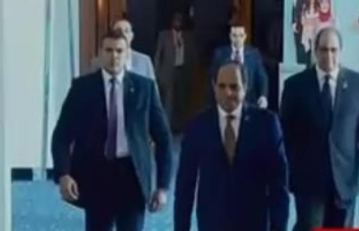 السيسي يغادر قاعة المؤتمر الوطنى الأول للشباب بشرم الشيخ