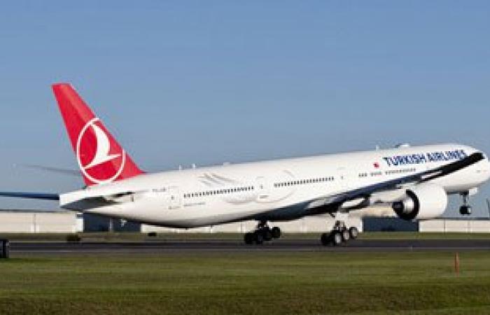 إلغاء رحلة الخطوط التركية بعد اصطدام سيارة تحميل الحقائب بباب الطائرة
