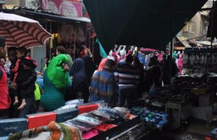 بالصور.. إقبال على أسواق بورسعيد رغم سوء حالة الطقس