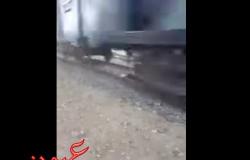بالفيديو || في مشهد كارثي  .. شاب مصري يسنلقي نائما بين قضبان شريط السكة الحديد أثناء مرور القطار