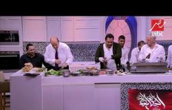 السجق بالبقدونس فظيع.. عمرو أديب يتذوق أول ساندوتشات "استبينا" في الحكاية