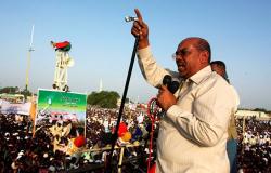 تزامنا مع أداء مسؤولين لليمين في الرئاسة... اشتباكات بين محتجين وقوات الأمن السودانية