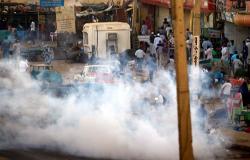 متظاهرون في السودان يتحدون محاكم الطوارئ... والشرطة تستخدم قنابل الغاز