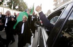 تلفزيون: منع أكثر من 100 شخصية سياسية ورجال أعمال من مغادرة الجزائر