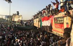 تجمع المهنيين يصف بيان الجيش السوداني بـ"الانقلاب" ويدعو لبقاء الجماهير في الشوارع