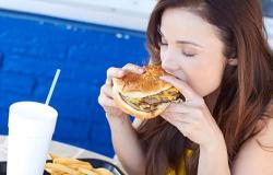 تقرير يحذر النساء من أطعمة بعد بلوغ الثلاثين ويقترح وجبات مفيدة للصحة