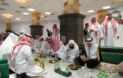 أمير مكة يشارك رجال الأمن طعام الإفطار في المسجد الحرام