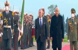 الملك يصل إلى الجزائر والرئيس تبون في مقدمة مستقبليه